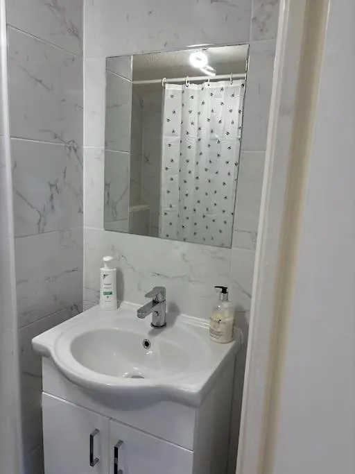 Central Cosy Apartment In Quiet Location Londra