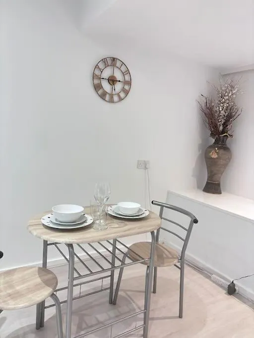 Central Cosy Apartment In Quiet Location Londra